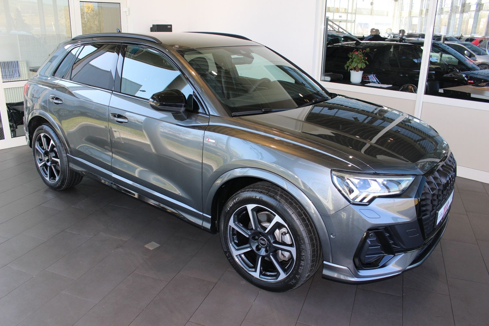 Audi Q3 S line S 40 TFSI quattro S tronic AHK Matrix