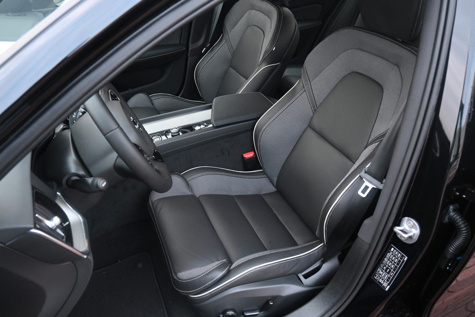 Volvo S60 B4 B DSG Plus Dark*STHZG*360°*PANO*ACC*AHK
