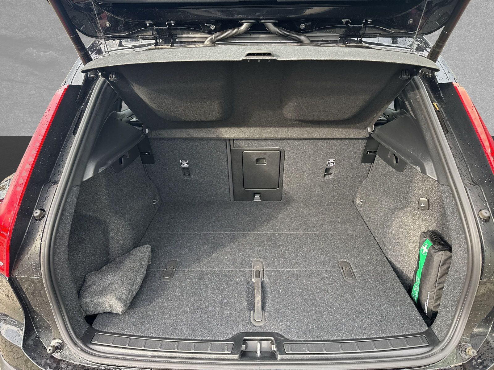 Volvo XC40 B3 Benzin Plus Black Edition *AHK*