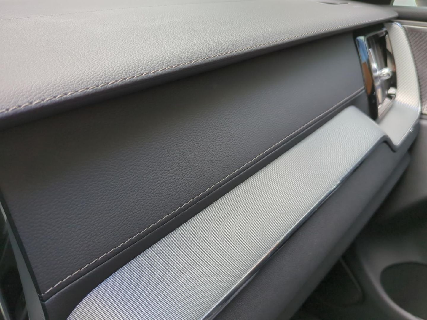 Volvo XC60 B4 AWD Ultimate Dark *Luft*AHK*SH*BLIS*360*