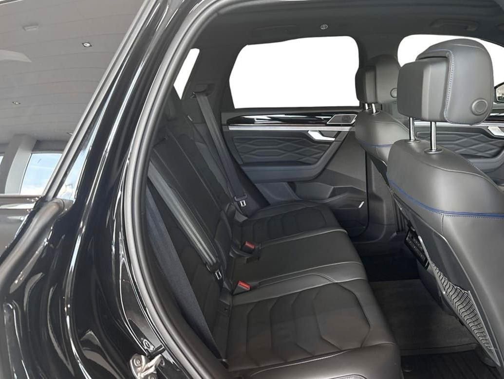 Volkswagen Touareg R 3.0 TSI V6 eHybrid 4Motion - Samsaru's Car Outlet
