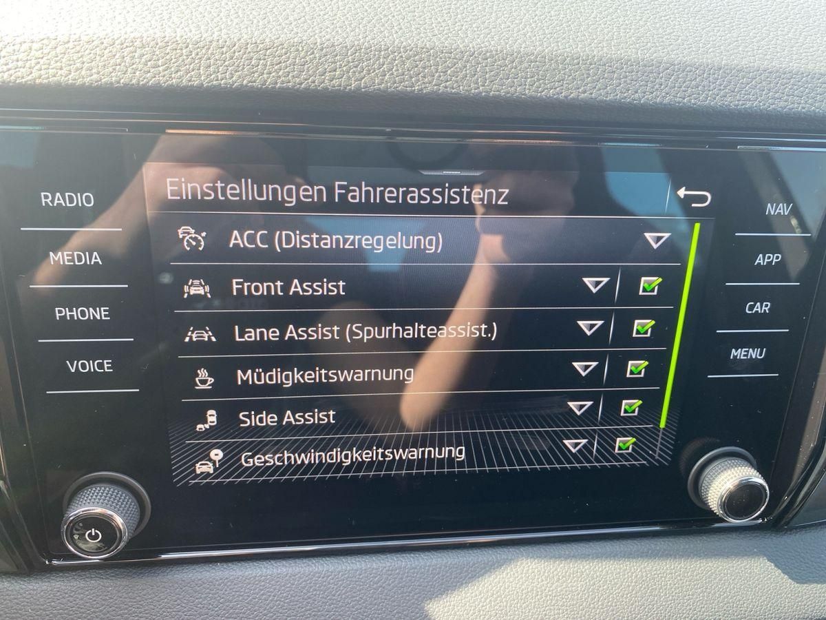 Skoda Karoq 1.5 TSI DSG SPORTLINE+AHK+APP+ACC+KAMERA