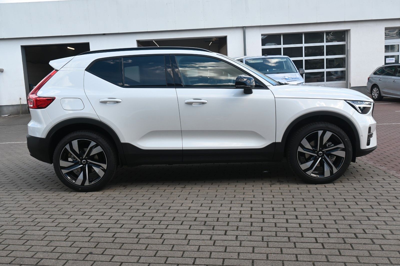 Volvo XC40 B4 DKG Plus Dark*H&K*FSHZG*360°*ACC*AHK