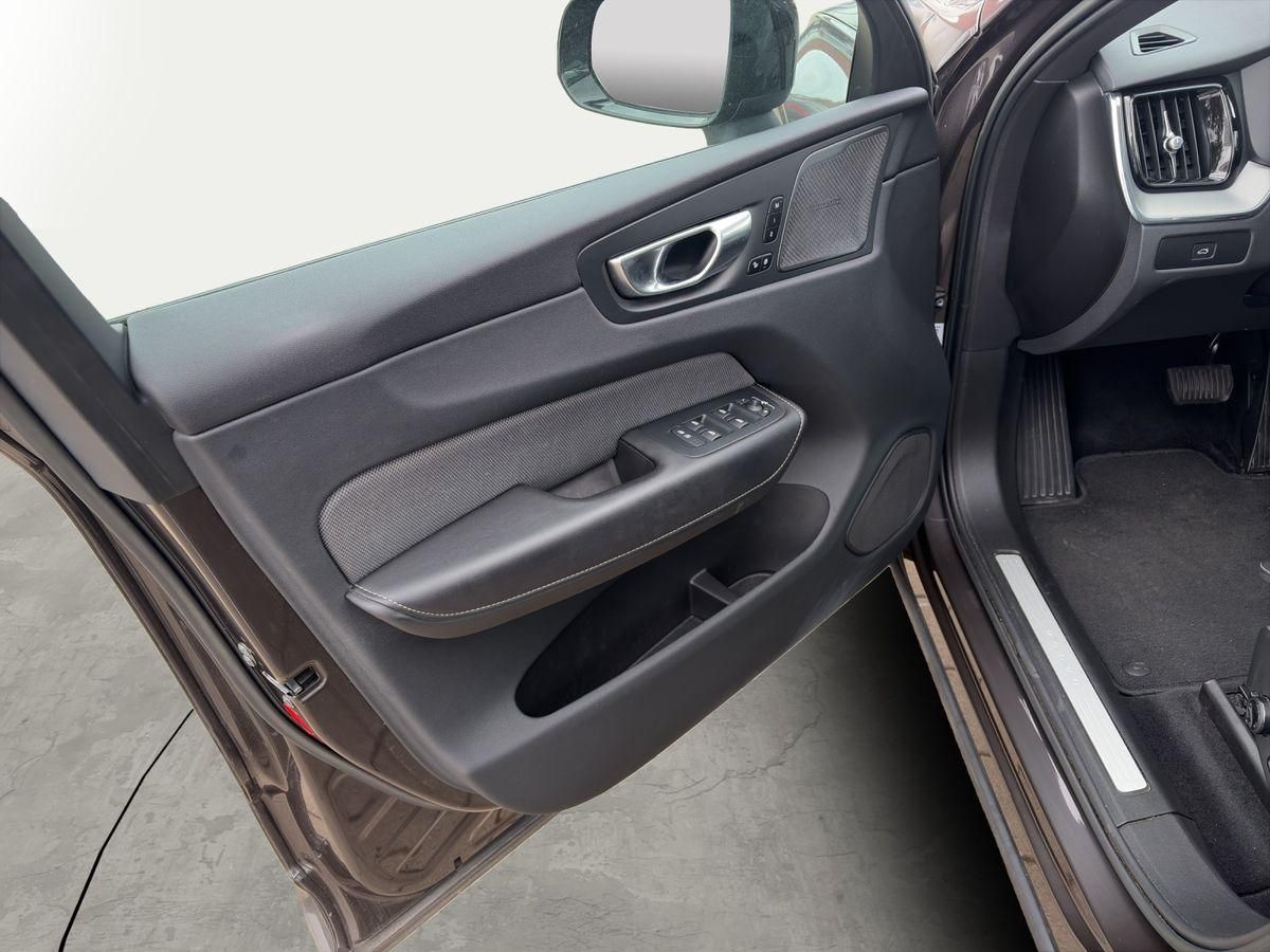Volvo XC60 B4 AWD Plus Dark 360° PANO AHK H/K LED 20"