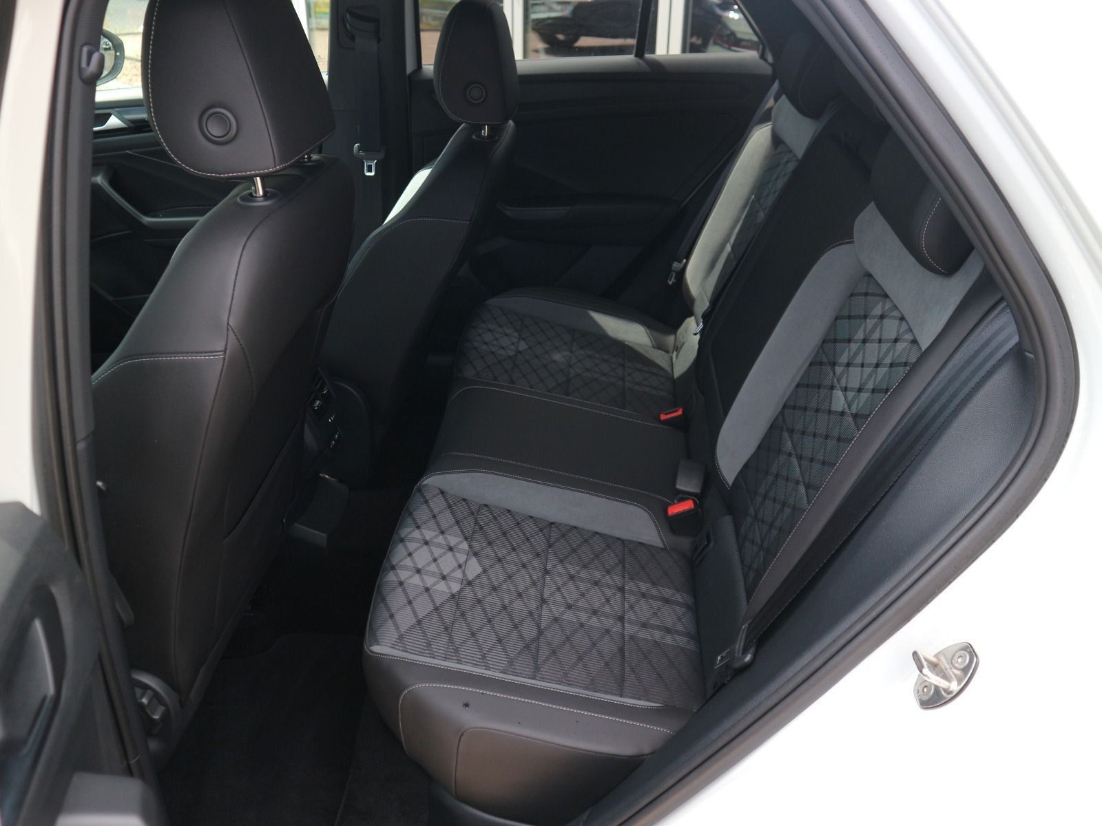 Volkswagen T-Roc R-Line 1.5 TSI DSG - Samsaru's Car Outlet