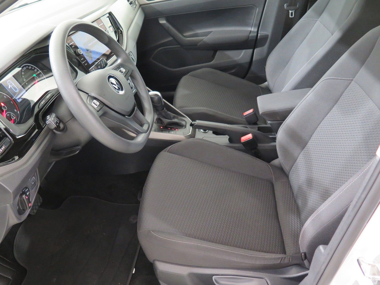 Volkswagen Polo VI Comfortline - Samsaru's Car Outlet