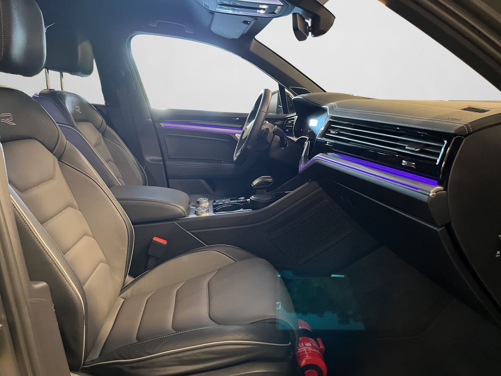 Volkswagen Touareg 3.0 TDI R-Line - Samsaru's Car Outlet