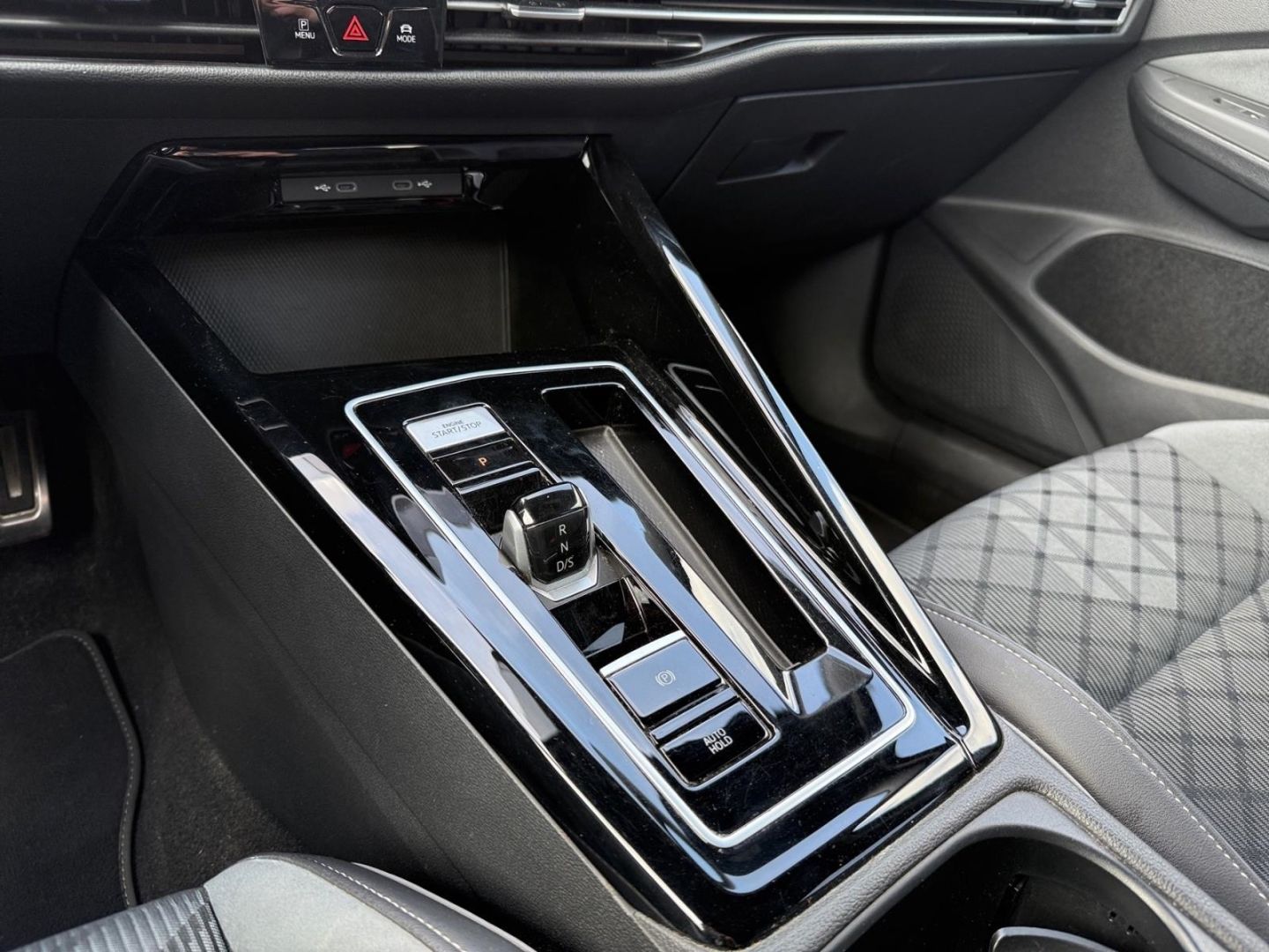 Volkswagen Golf 8 VIII R-Line 1.5 eTSI - Samsaru's Car Outlet