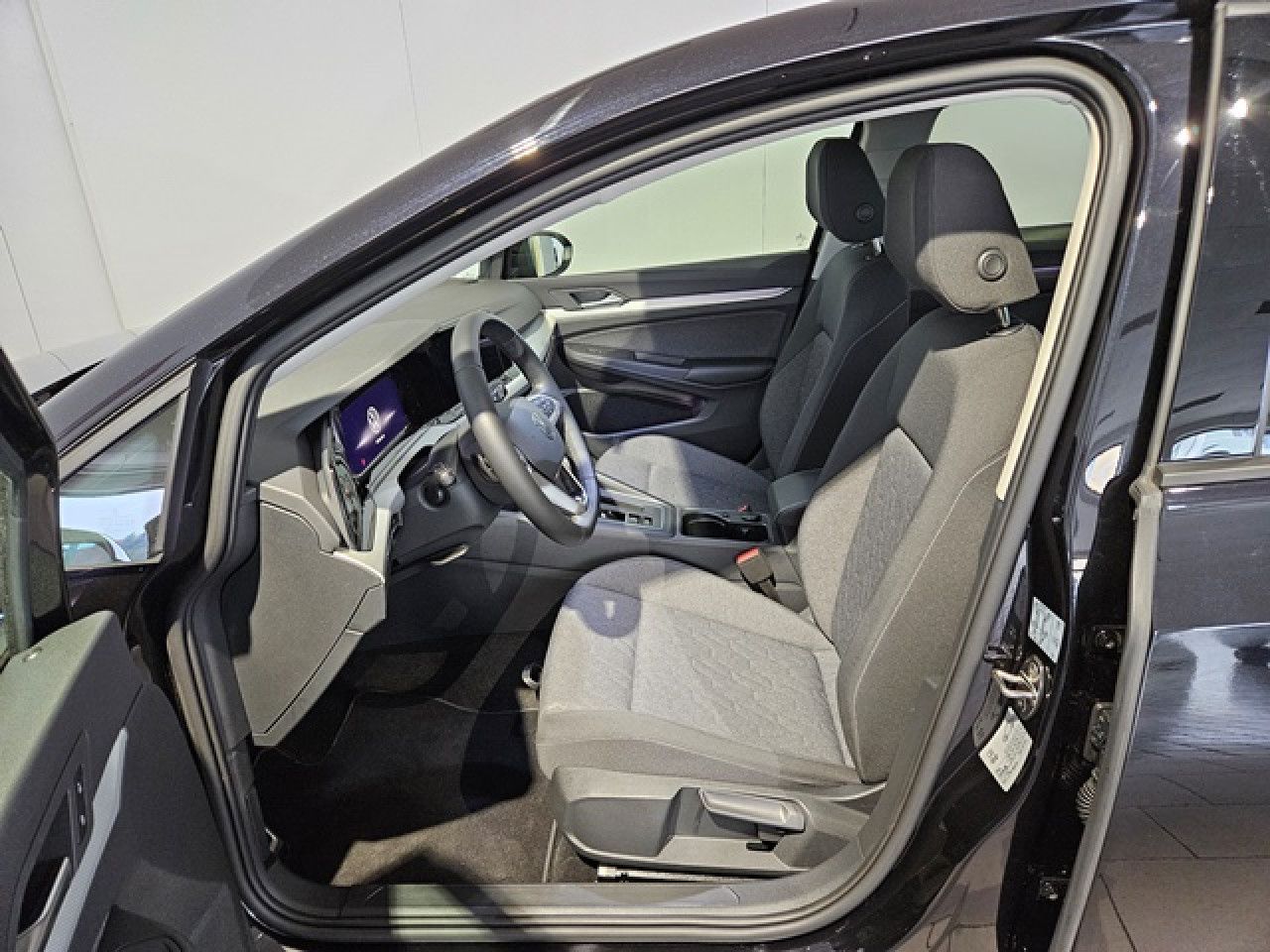 Volkswagen Golf 1.5 eTSI Move DSG - Samsaru's Car Outlet