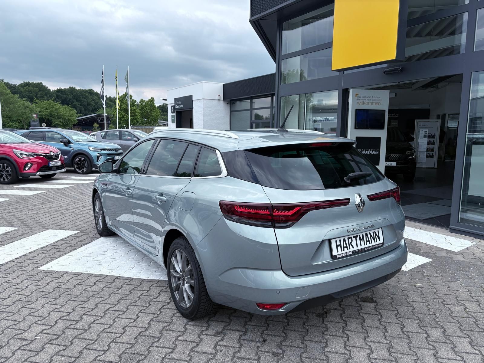 Renault Megane Grandtour ZEN E-TECH Plug-in - Samsaru's Car Outlet