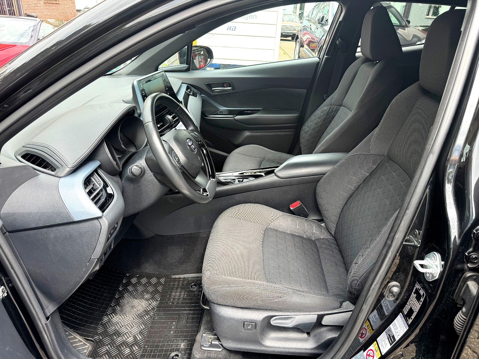 Toyota C-HR 2.0 Hybrid - Samsaru's Car Outlet