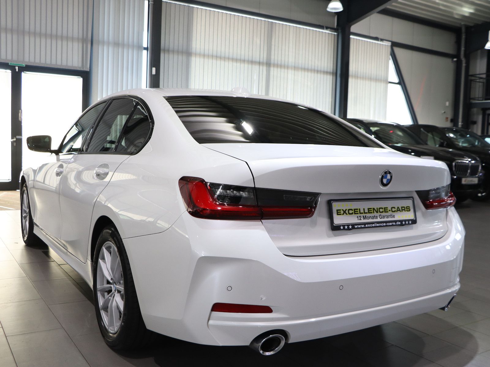 BMW 320d LIMOUSINE xDrive BUSINESS / CURVED / LED