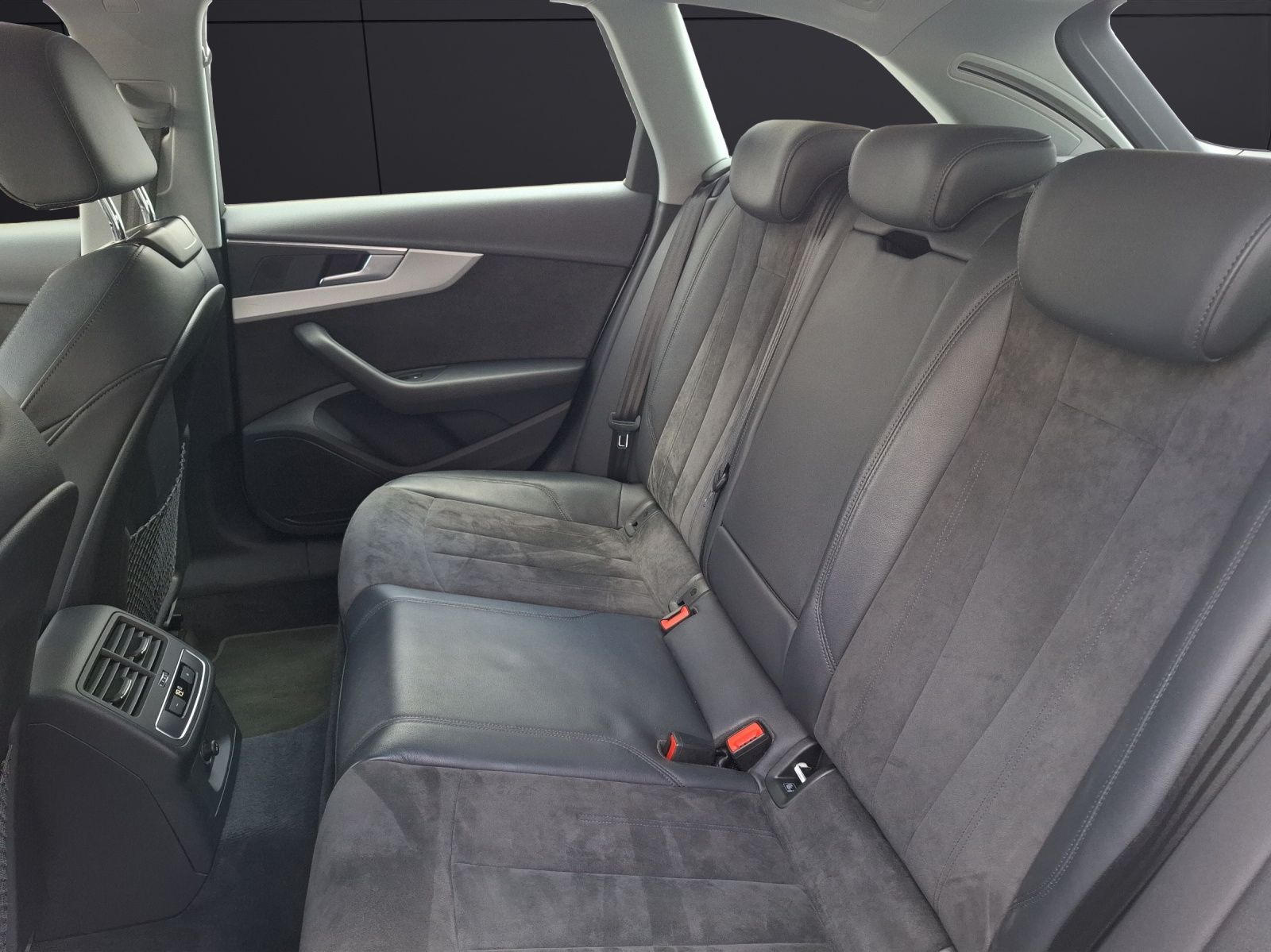 Audi A4 Avant 40 TDI quattro LED AHK Navi AVC ACC SHZ