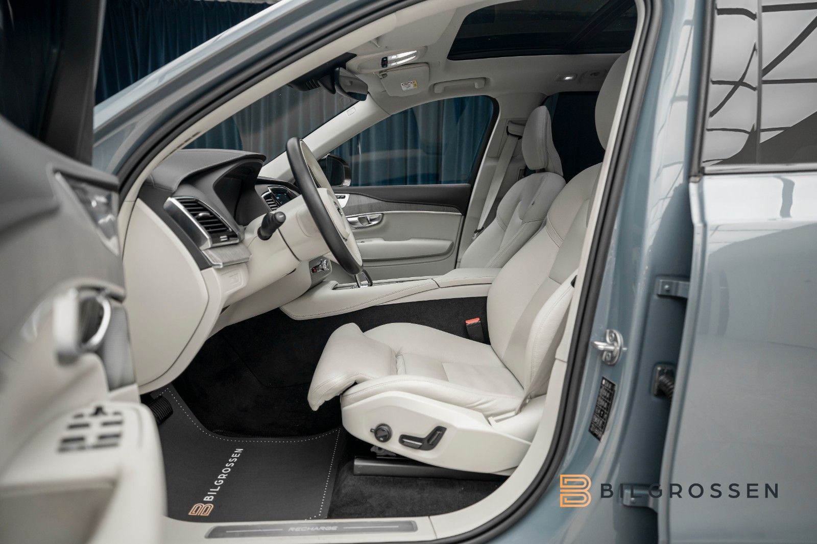 Volvo XC90 T8 Recharge Ultimate Dark B&W Pano HUD