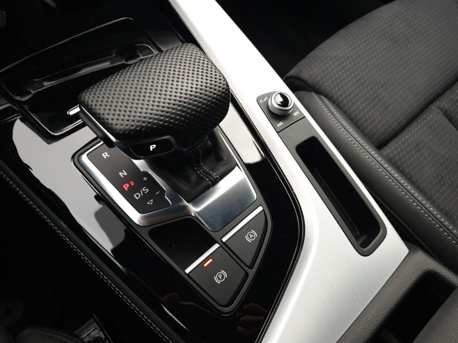 Audi A4 Avant 40 TFSI Q 2x S LINE AHK LM19 MATRIX-LED