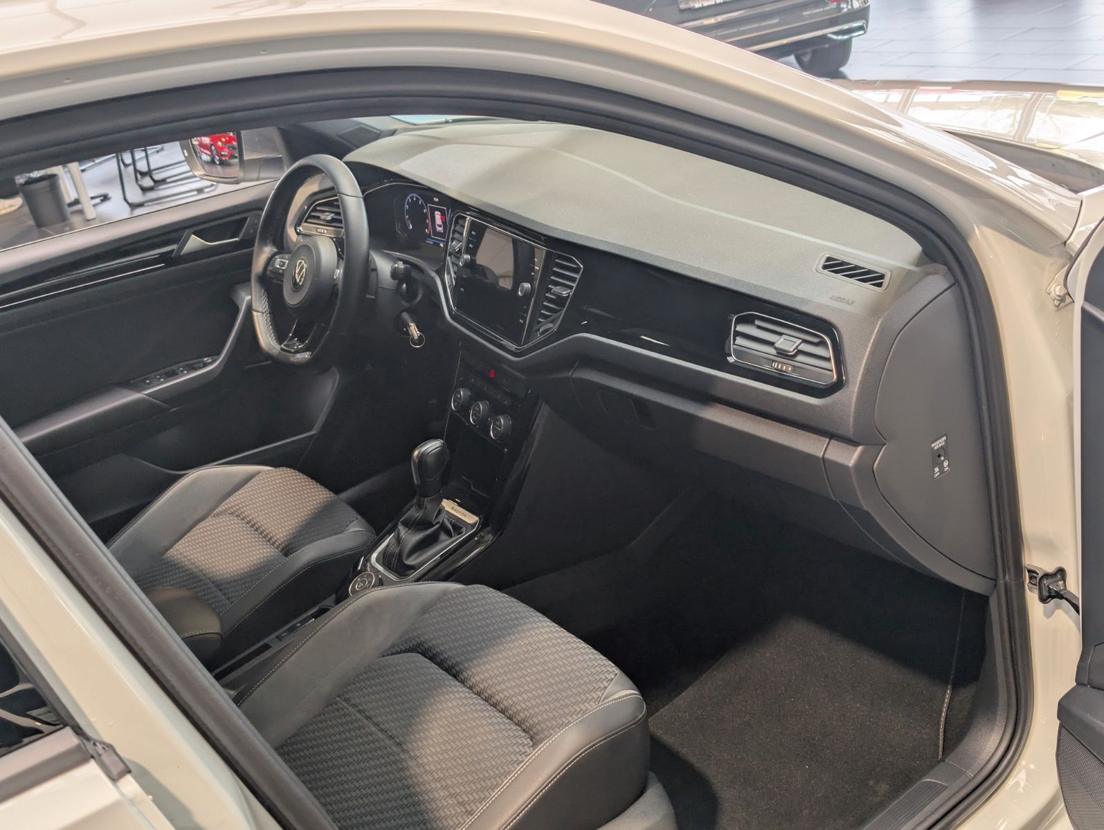 Volkswagen T-Roc 2.0 TSI OPF 4MOTION DSG R - Samsaru's Car Outlet