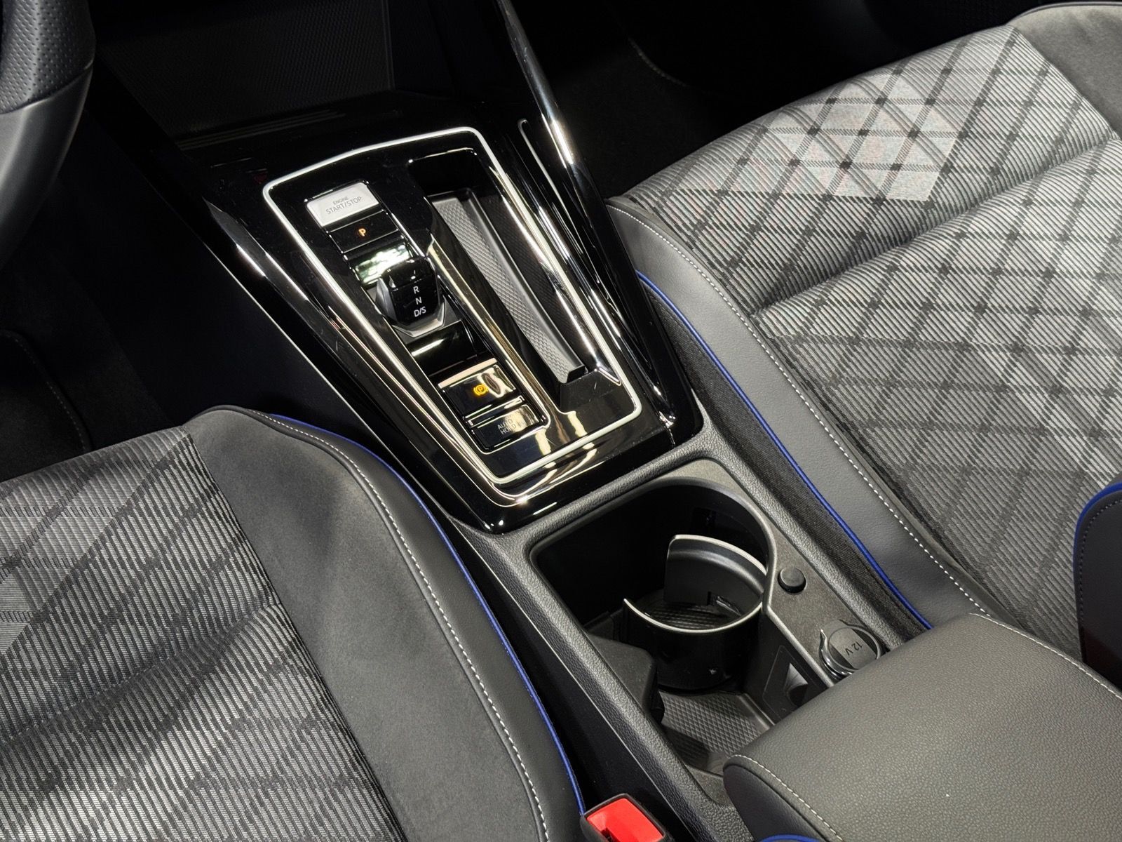 Volkswagen Golf R-Line 1.5 eTSI DSG | MATRIX NAVI PANO AHK