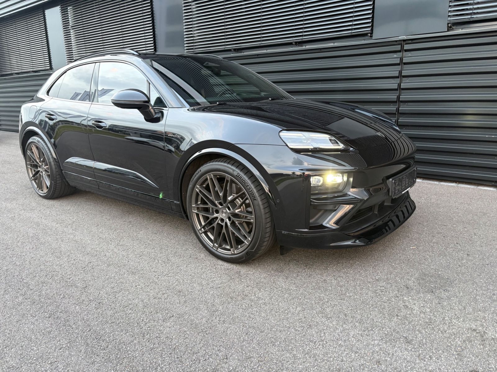 Porsche Macan E Turbo - Samsaru's Car Outlet