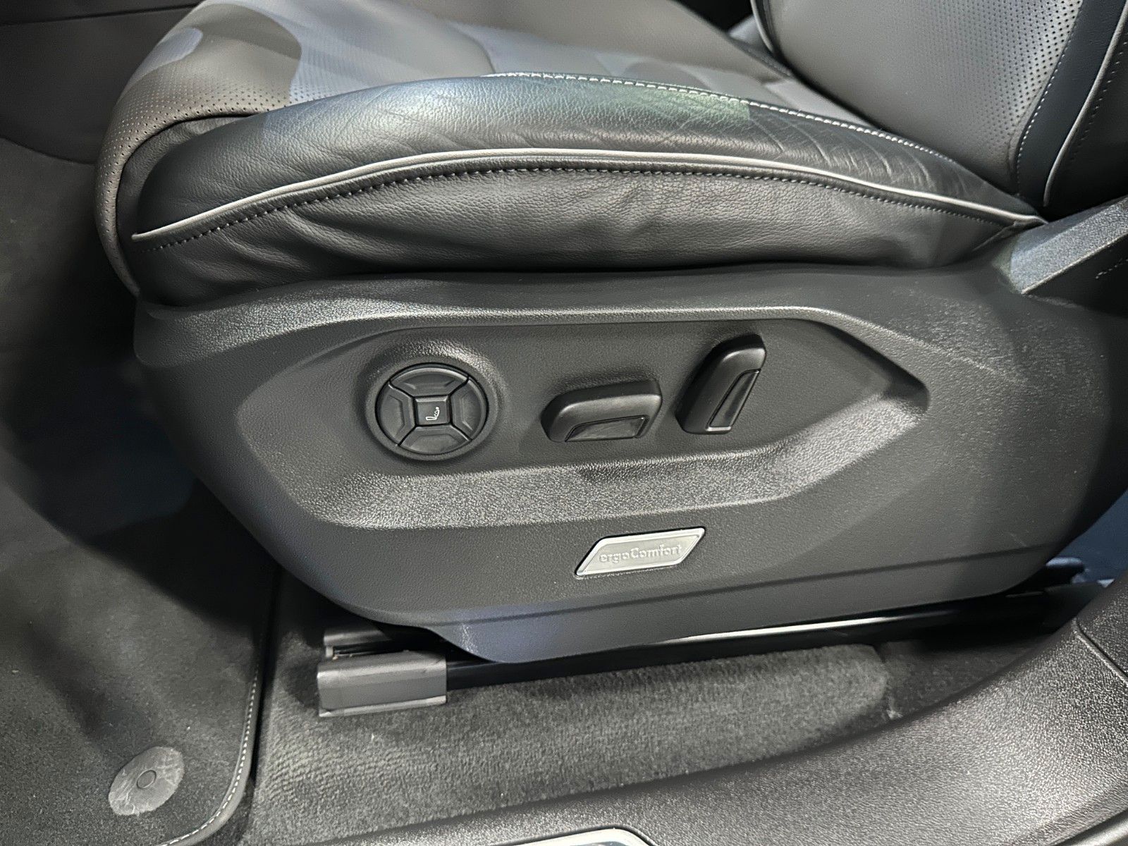 Volkswagen Touareg V6 TDI 4Motion R-Line Black - Samsaru's Car Outlet