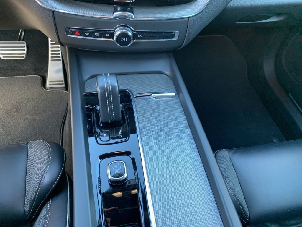 Volvo XC60 B4 D AWD Plus Dark,PANO,AHK,LED