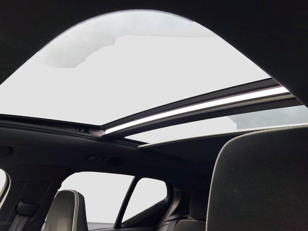 Volvo XC40 B5 R-Design AWD/Navi/LED/AHK/Pano/360K/19Zo