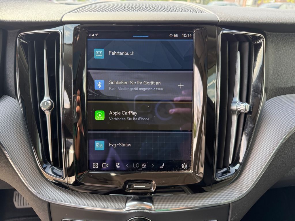 Volvo XC60 T8 AWD Recharge Plus Dark - Samsaru's Car Outlet