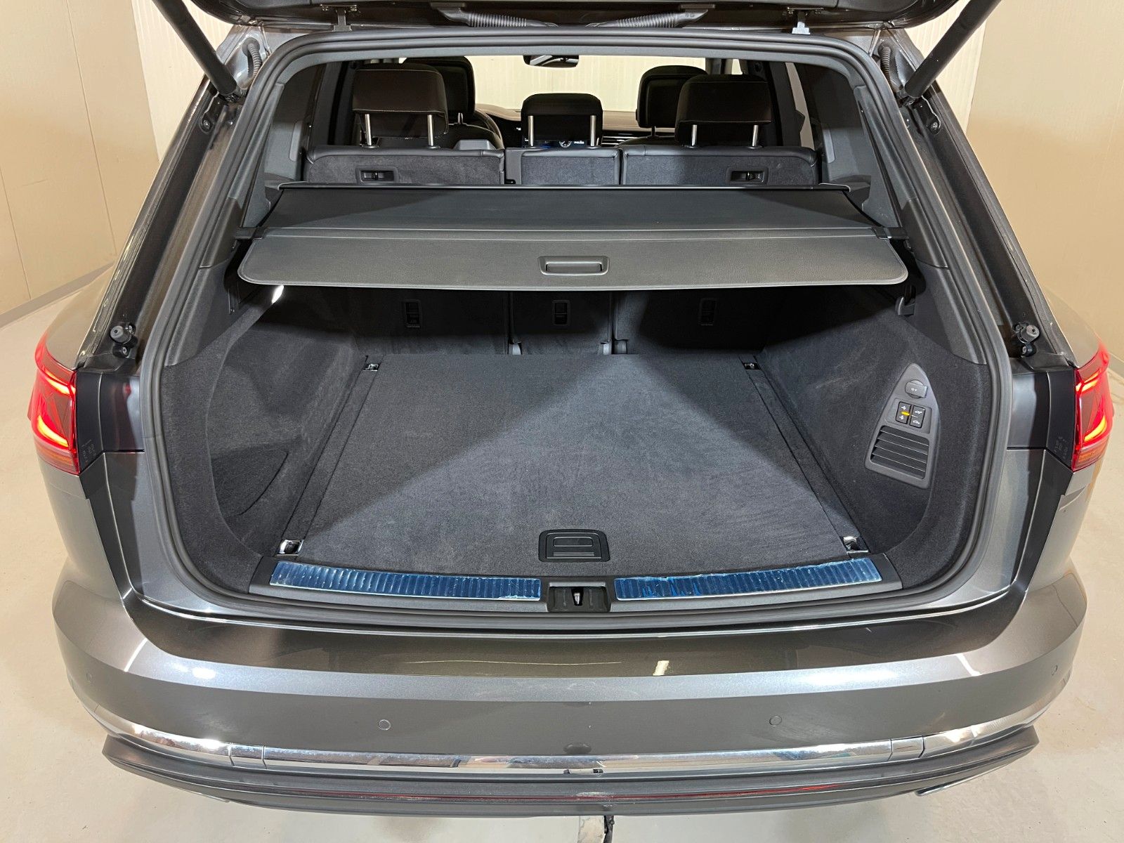 Volkswagen Touareg 3.0 V6 TDI 4MOT Elegance - Samsaru's Car Outlet