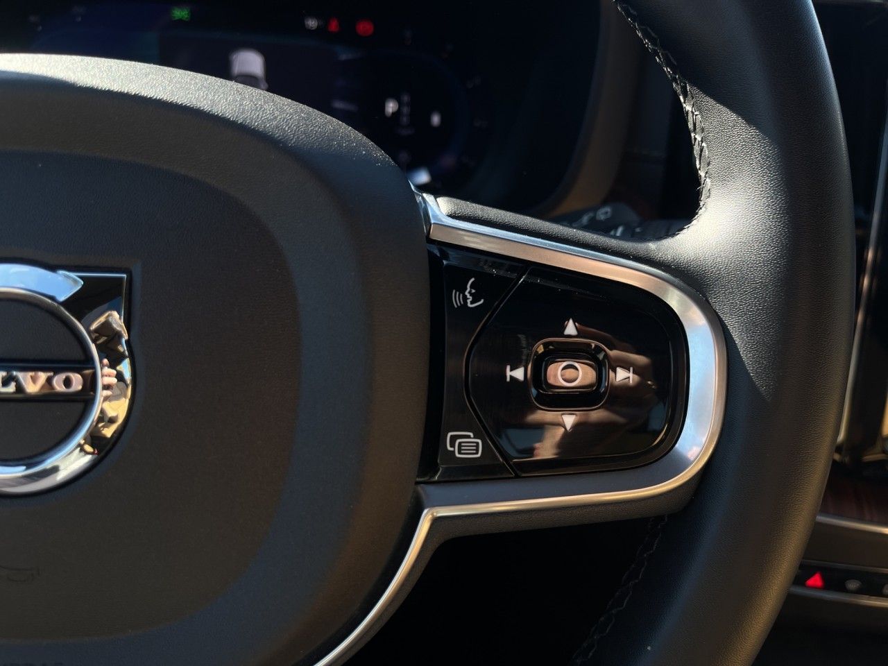Volvo XC60 B5 Ultimate Dark AWD/AHK/Pano/Standhz/20Zo