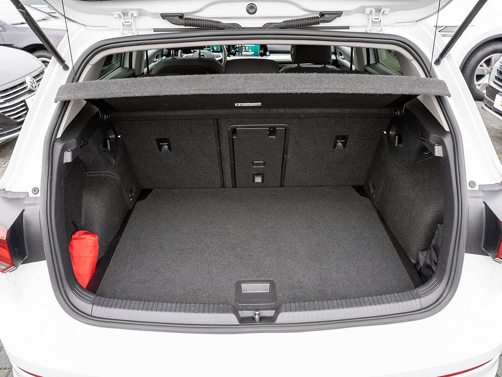 Volkswagen Golf VIII 1.0 eTSI Life - Samsaru's Car Outlet
