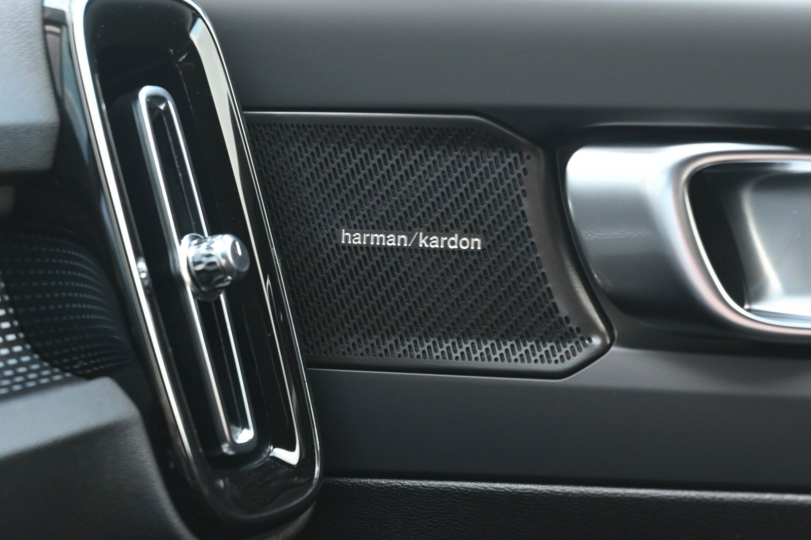 Volvo XC40 B4 DKG Plus Dark*FSHZG*360°*ACC*Allwetter