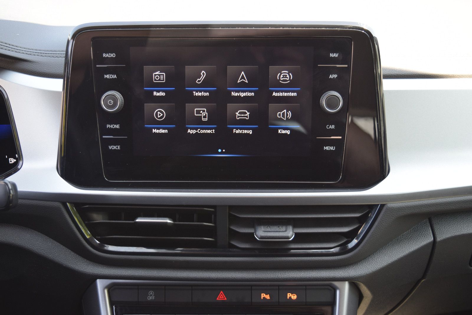 Volkswagen T-Roc Life - Samsaru's Car Outlet