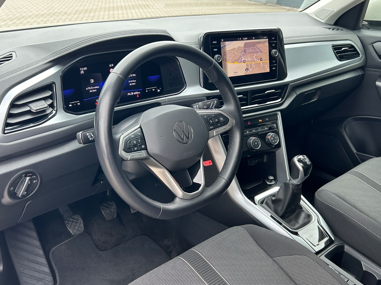 Volkswagen T-Roc 1.0 TSI Life - Samsaru's Car Outlet