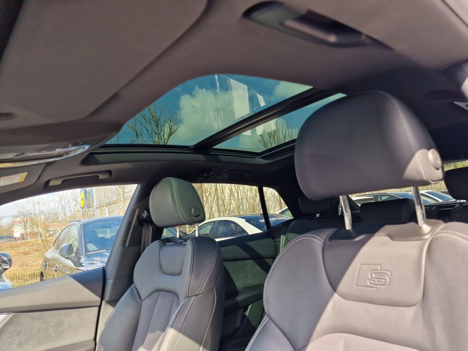 Audi Q8 55 TFSI qu S line MATRIX PANO Luft AHK B&O