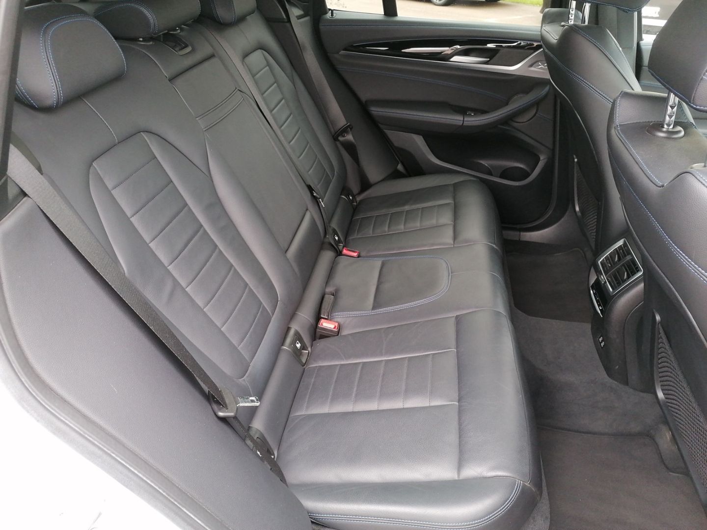 BMW iX3 Impressive Sportpaket 20''  HUD AHK Laser H&