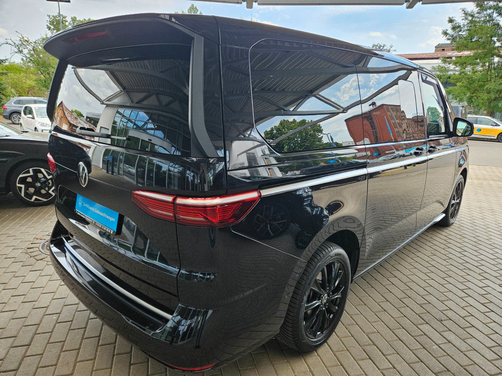 Volkswagen T7 Multivan 2.0 TDI SCR DSG Überhang Style - Samsaru's Car Outlet