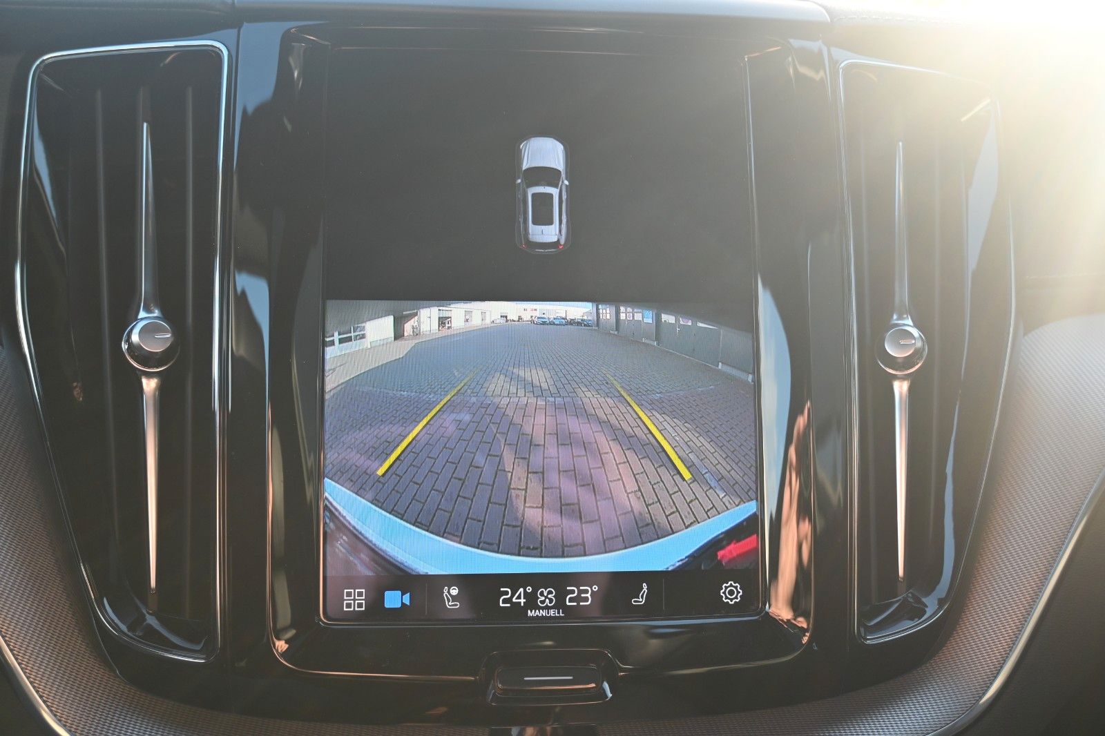 Volvo XC60 R Design PHEV - Samsaru's Car Outlet