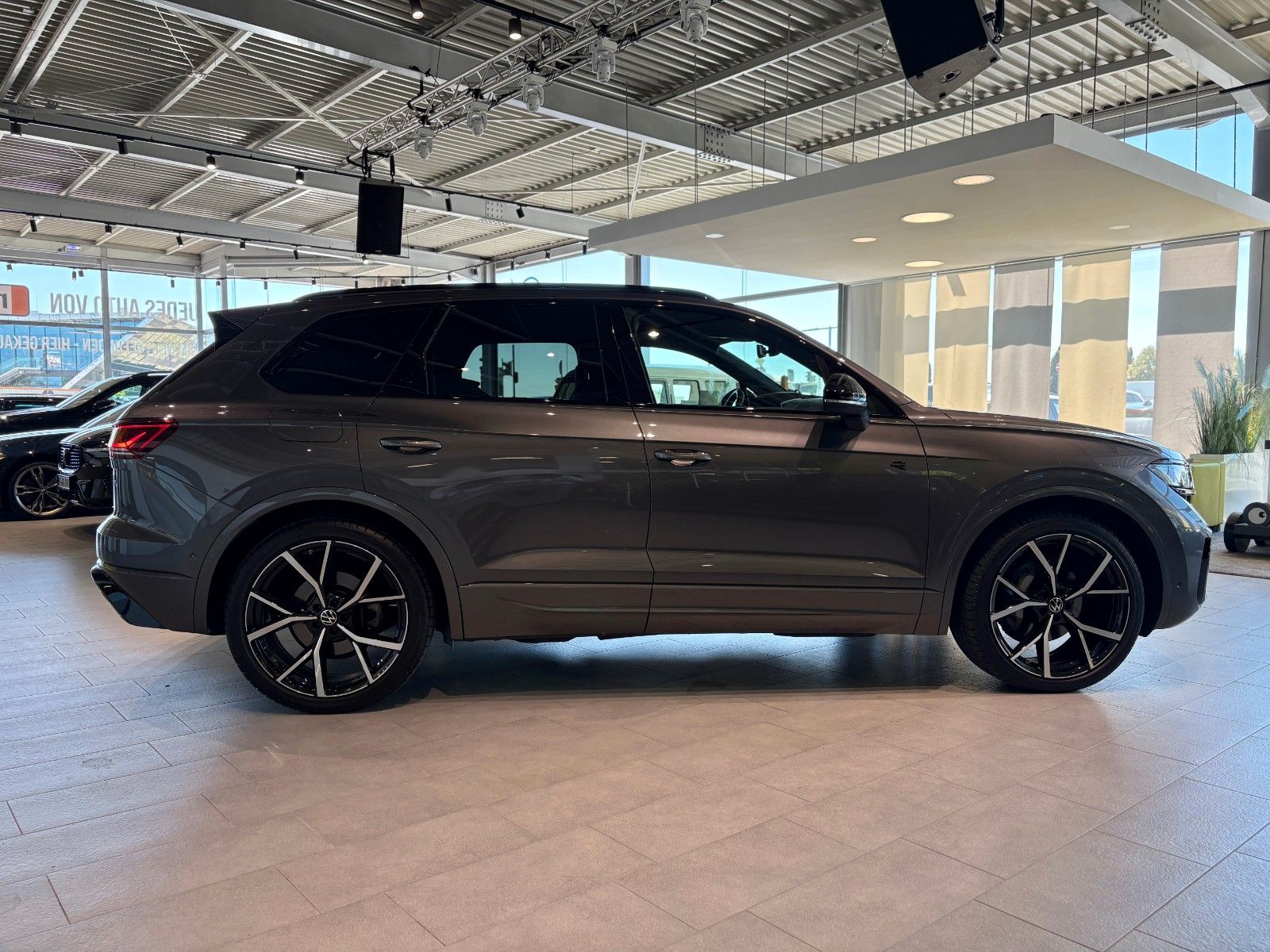 Volkswagen Touareg 3.0 TDI R-Line - Samsaru's Car Outlet