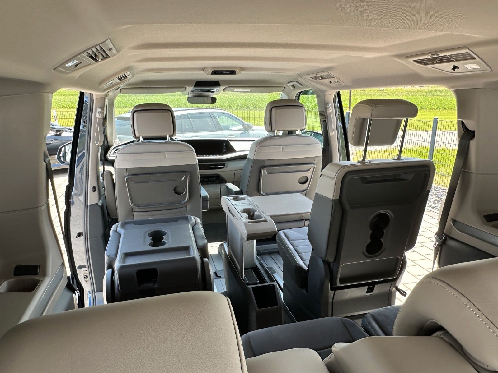 Volkswagen T7 Multivan 2.0 TDI - Samsaru's Car Outlet