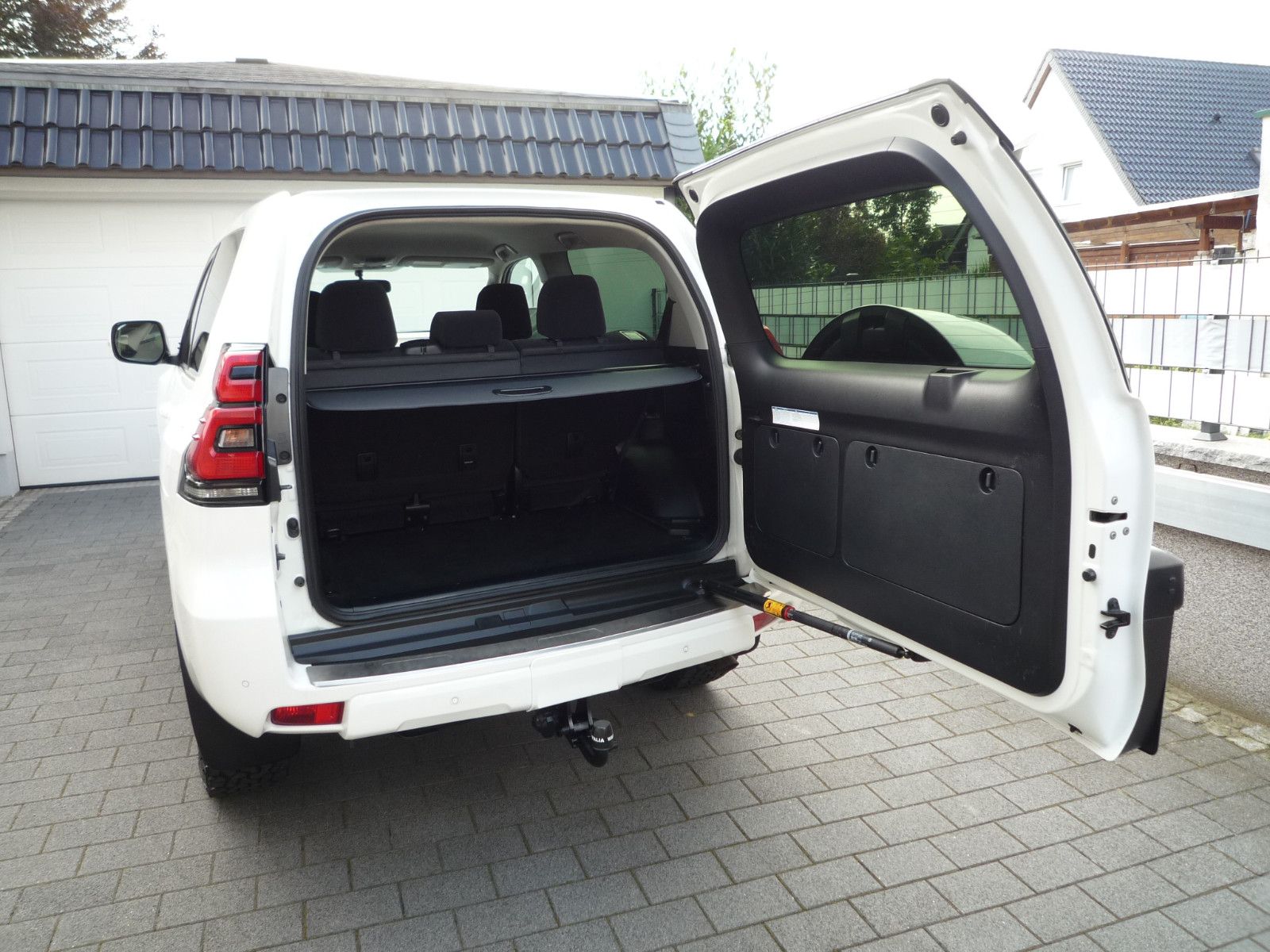 Toyota Land Cruiser Comfort/TEMPO/STHZ/AHK/RFK/NAV/1.HD