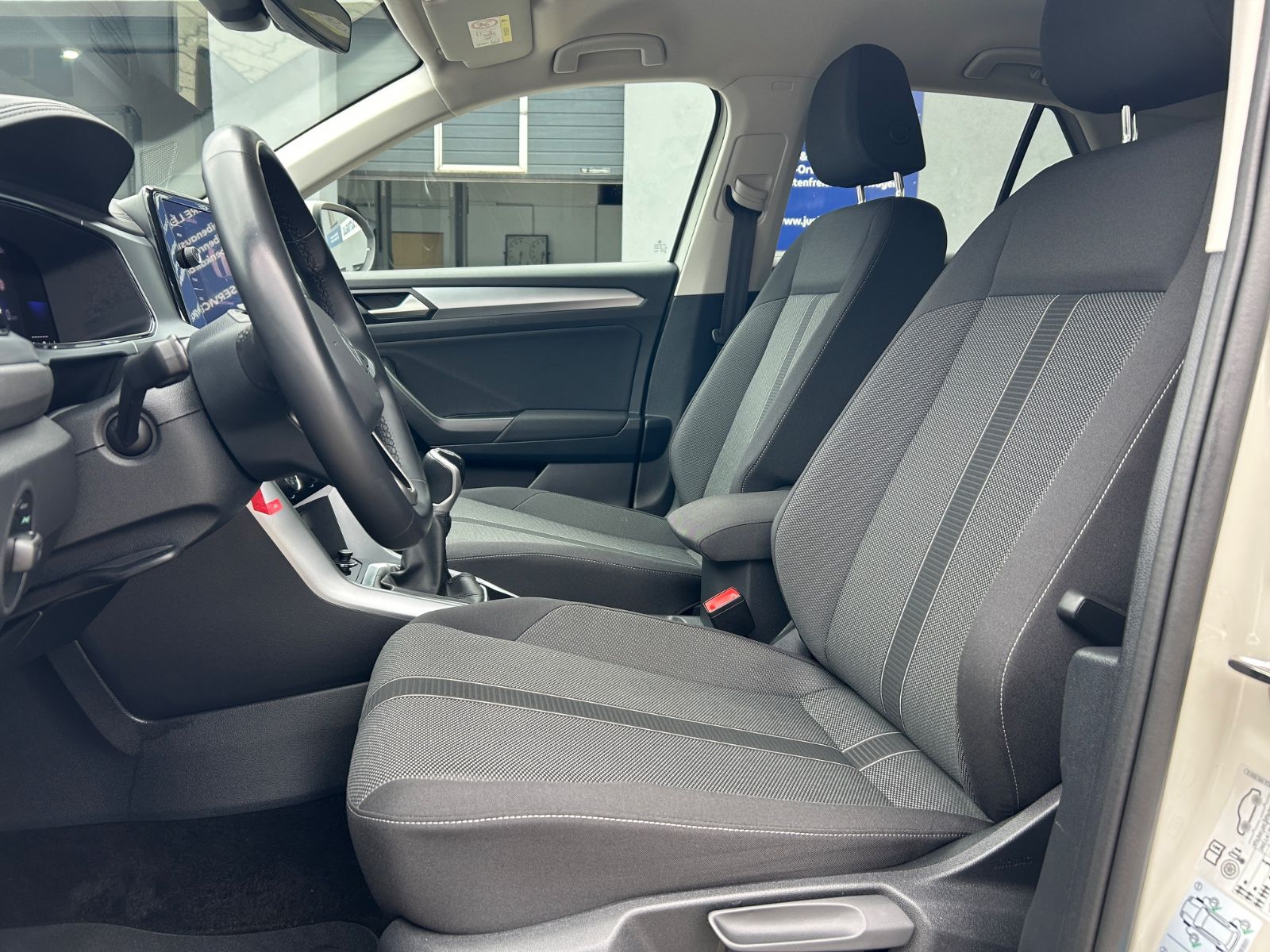 Volkswagen T-Roc 1.0 TSI Life - Samsaru's Car Outlet