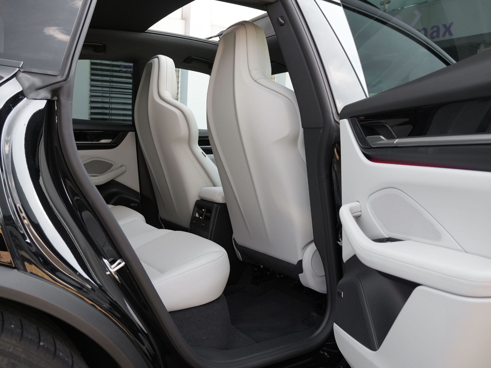 Porsche Macan 4 - Samsaru's Car Outlet