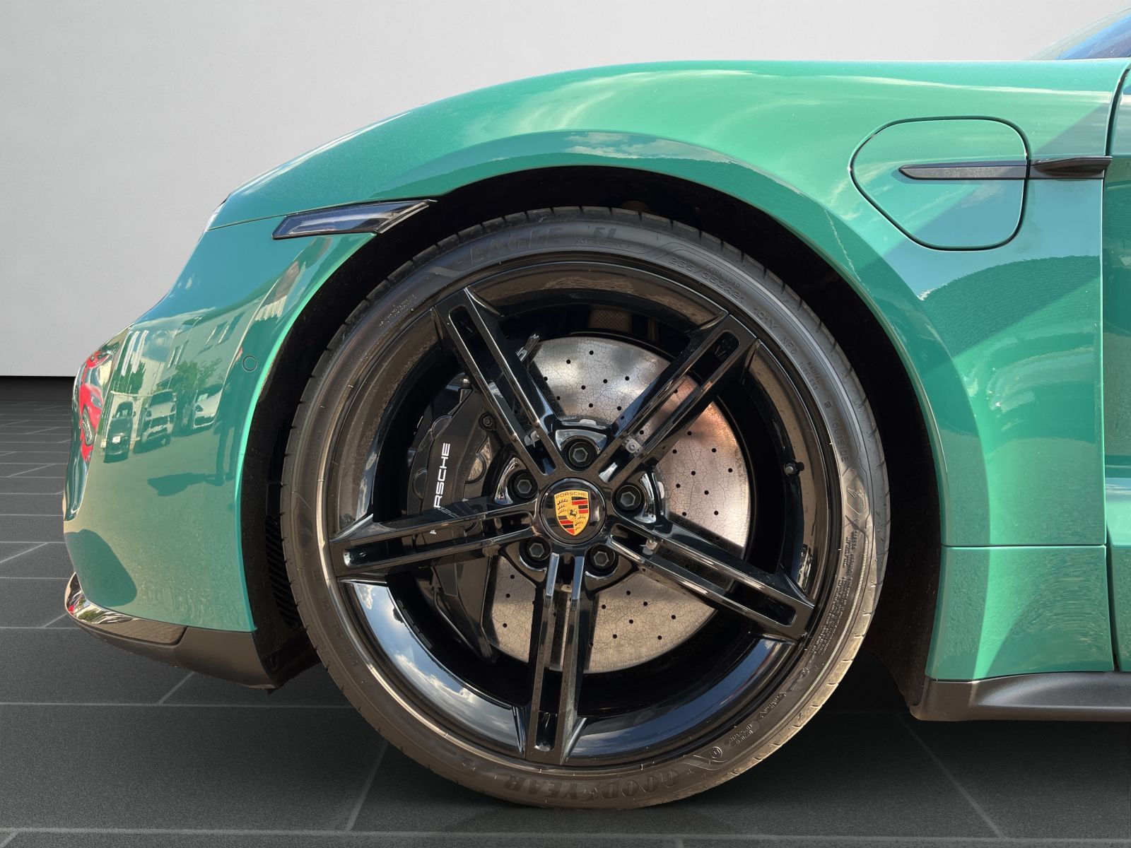 Porsche Taycan Turbo S PTS Smyrnagrün,Sitzbel.