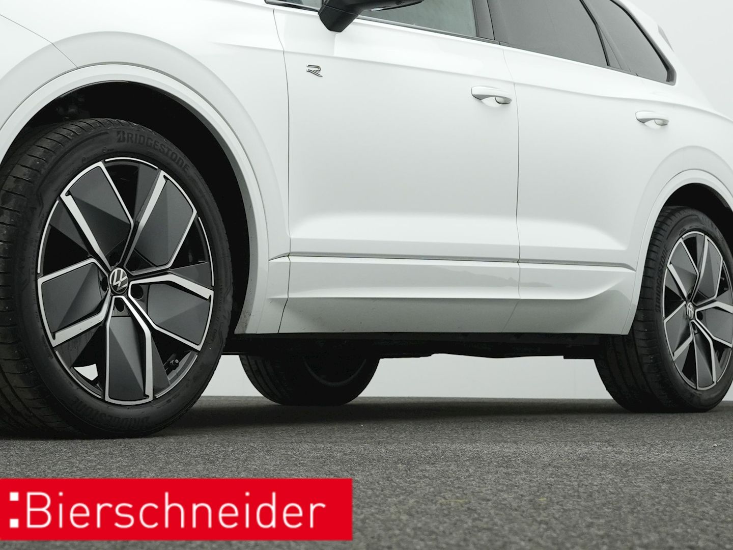 Volkswagen Touareg 3.0 TDI R-line BLACK-STYLE - Samsaru's Car Outlet