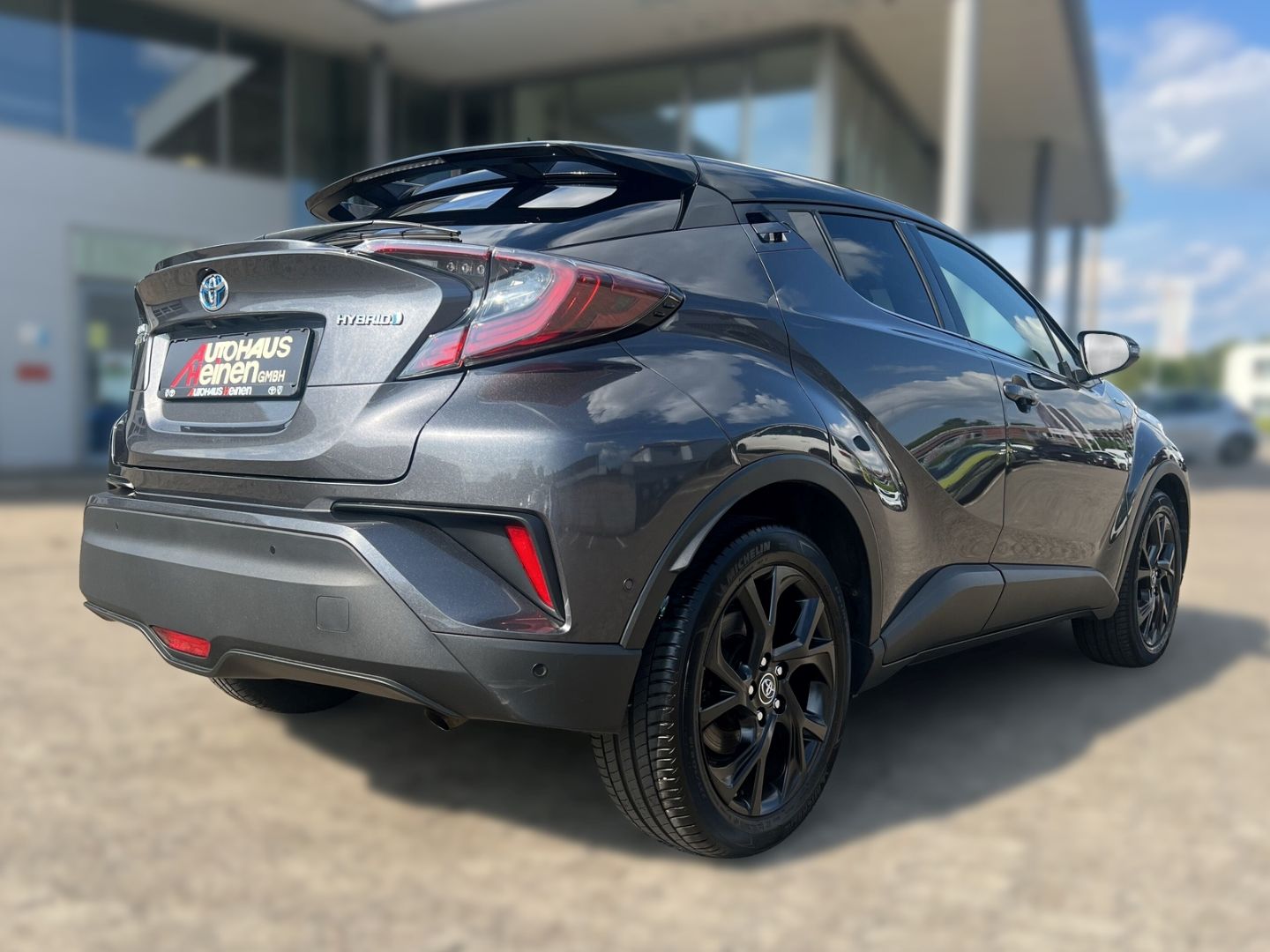 Toyota C-HR Hybrid Style Selection - Samsaru's Car Outlet