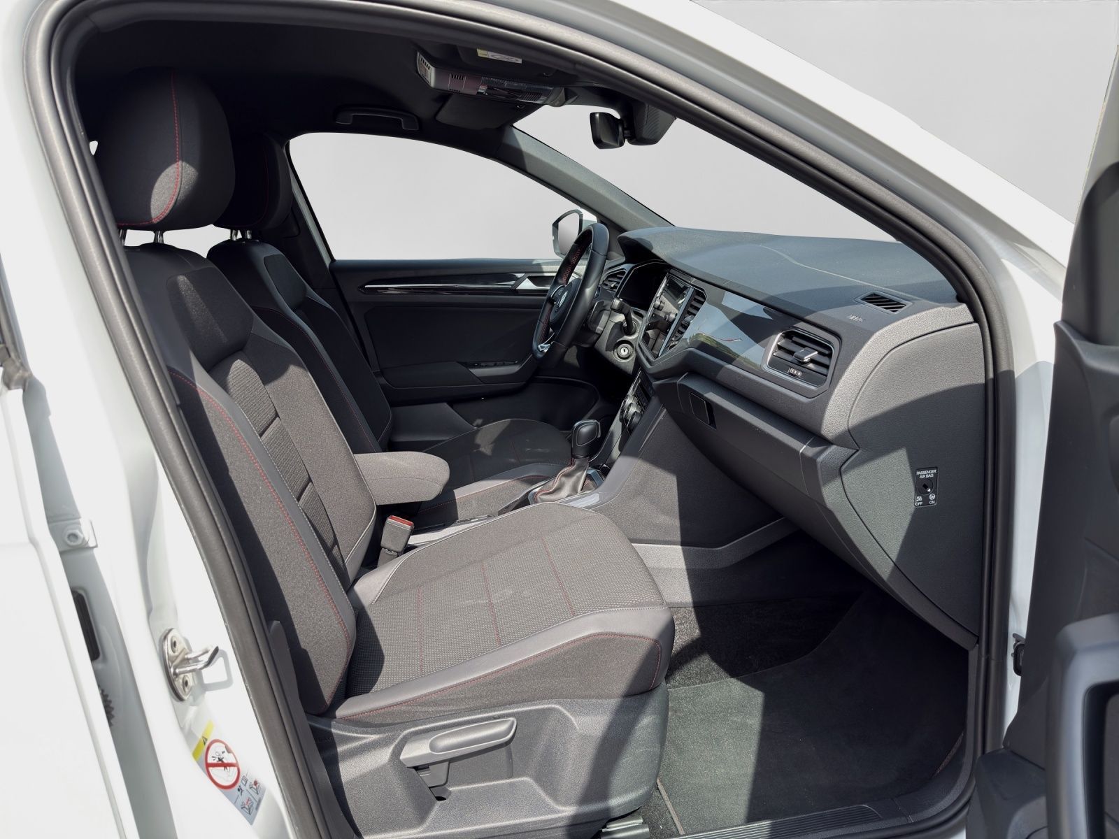 Volkswagen T-Roc 2.0 TDI DSG R-LINE - Samsaru's Car Outlet