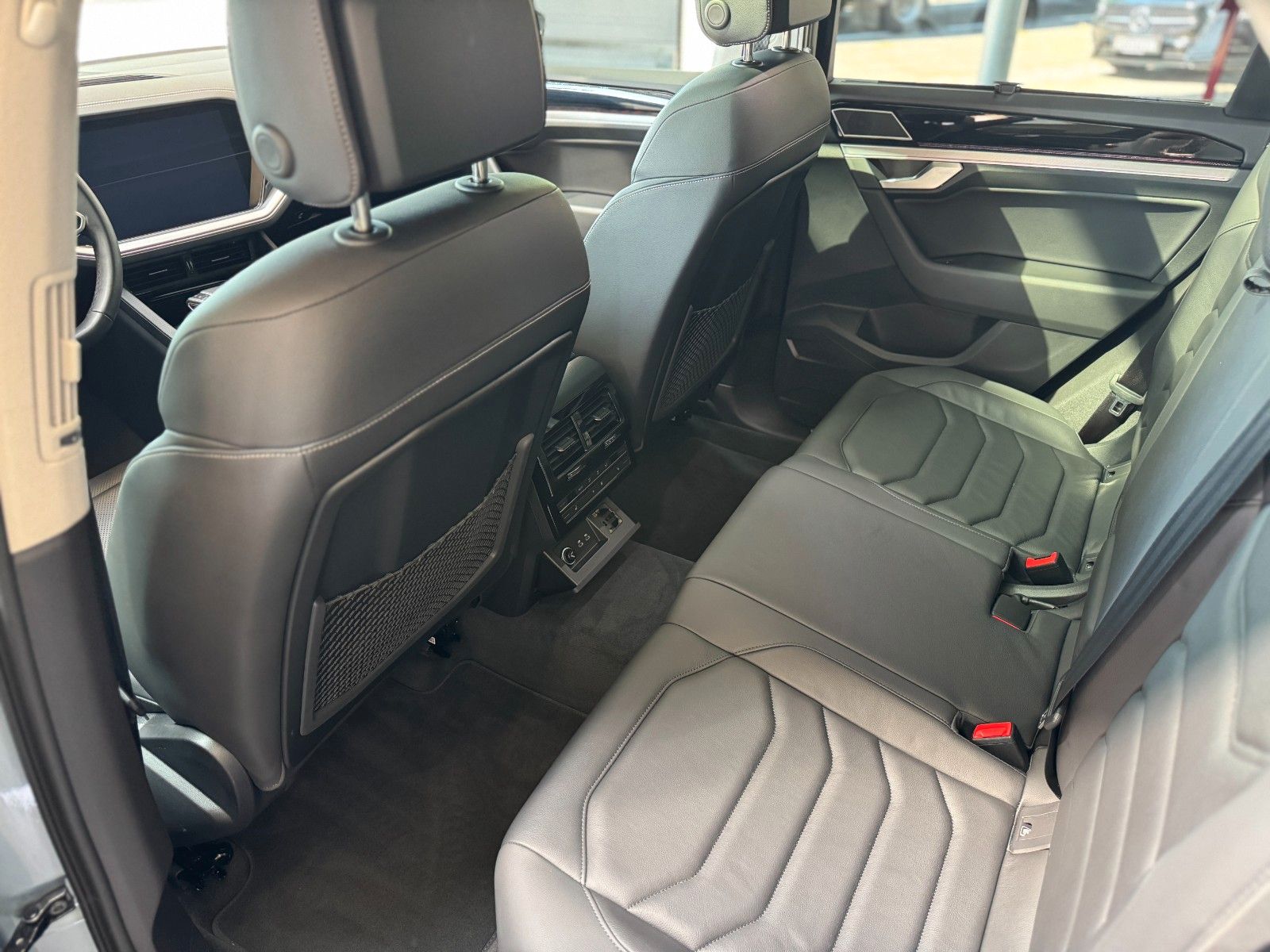 Volkswagen Touareg 3.0TDI Elegance 4Motion - Samsaru's Car Outlet