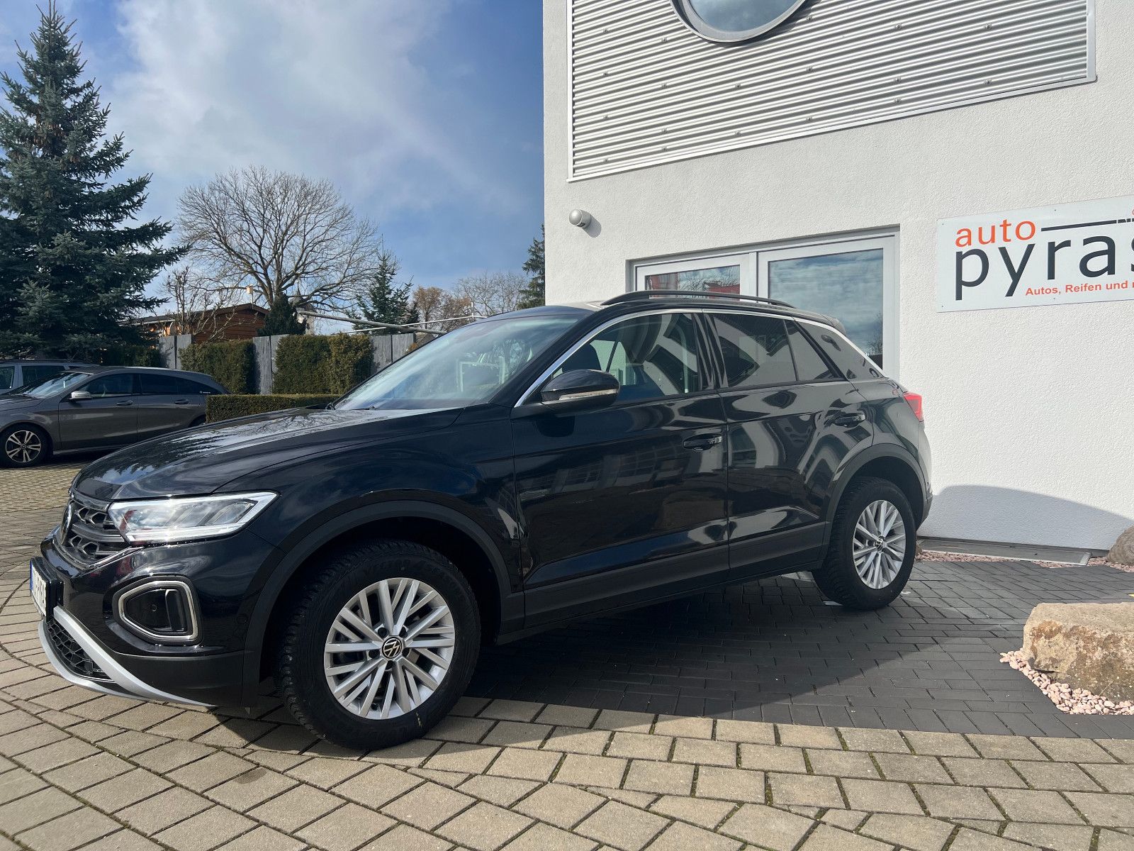Volkswagen T-Roc Life TSI - Samsaru's Car Outlet