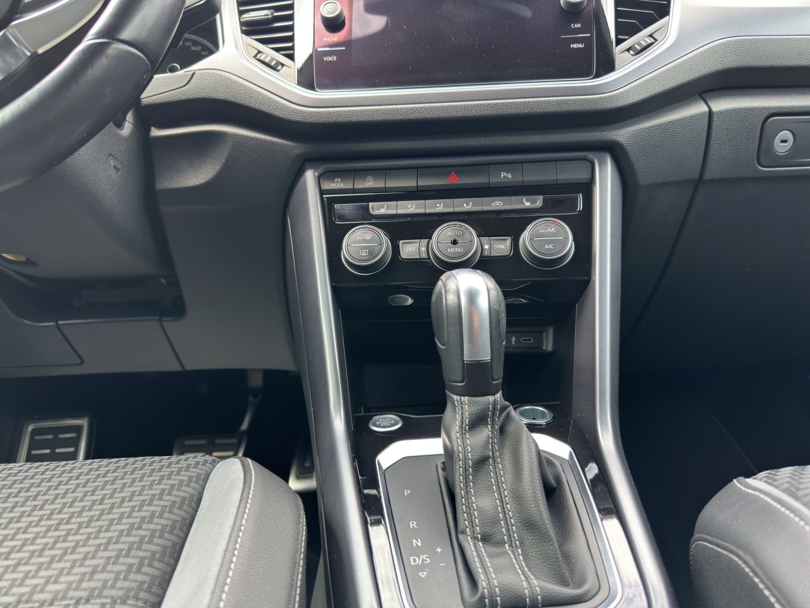 Volkswagen T-Roc 1.5 TSI DSG R-Line - Samsaru's Car Outlet