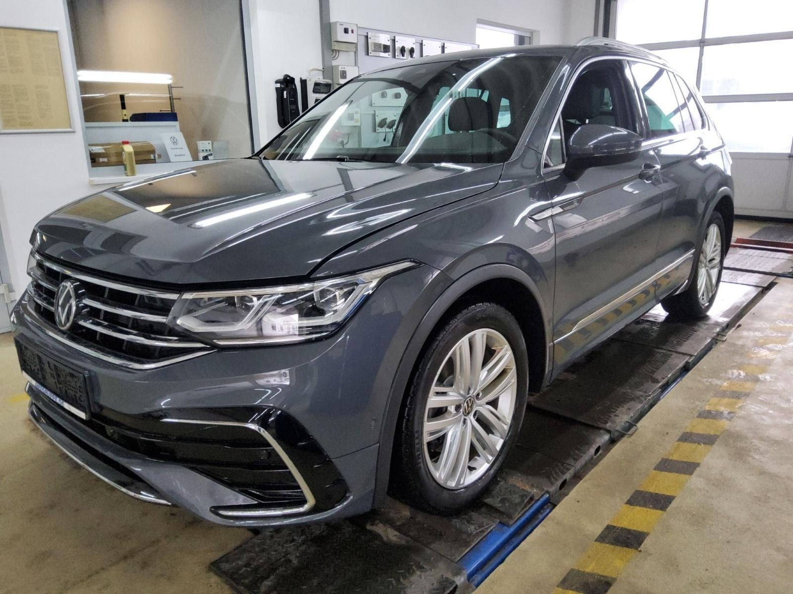 Volkswagen Tiguan 2.0 TDI R-Line 4Motion*AHK*LED-Matrix*