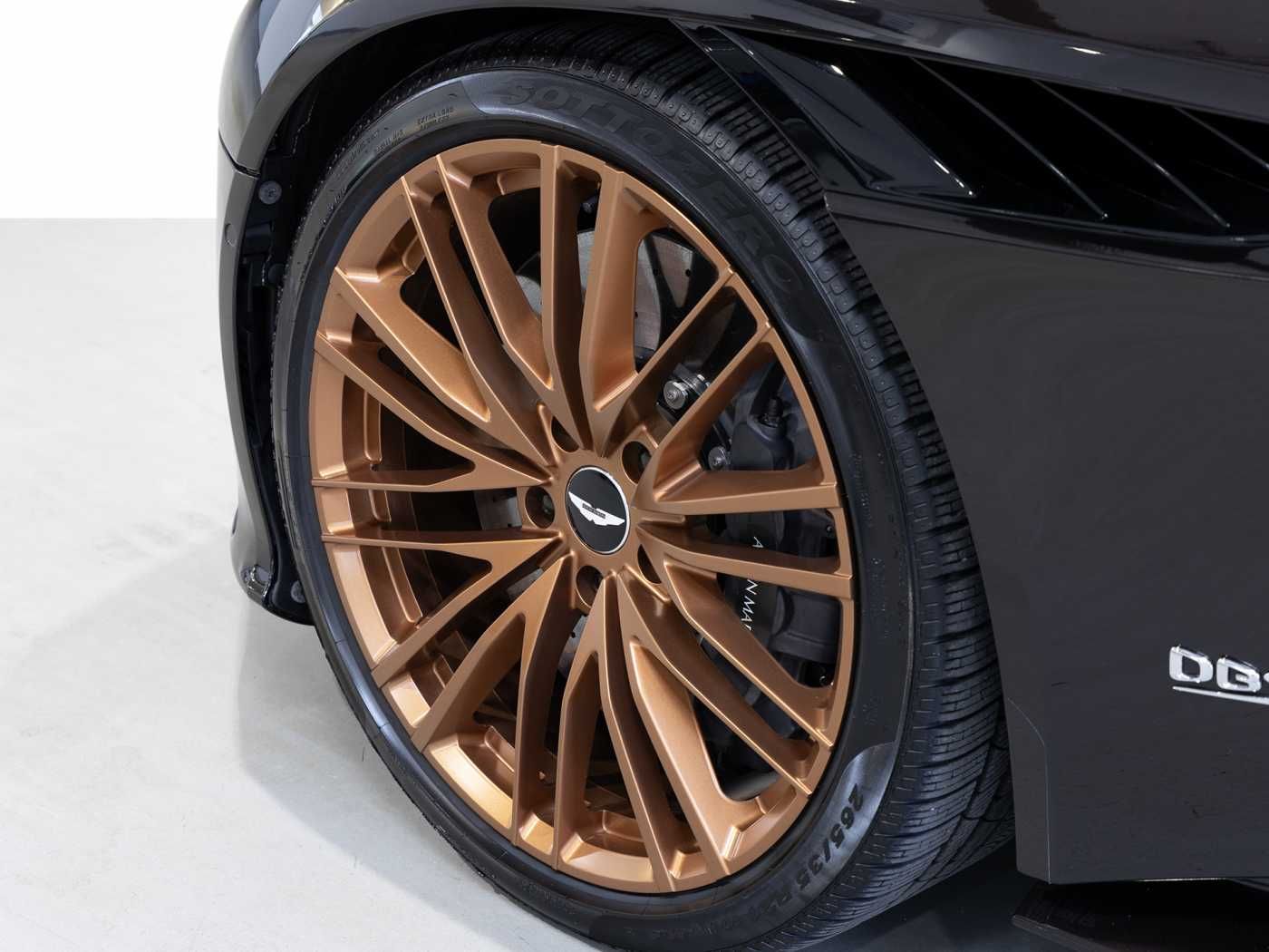 Aston Martin DBS Superleggera Volante -Berwick Bronze-